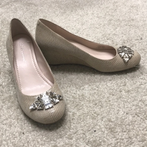 BCBG beige wedges - Picture 3 of 6